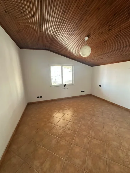 Tirane, jepet me qera Vile 3 Katshe , 600 m² 2.500 € (KOMUNA E PARISIT)