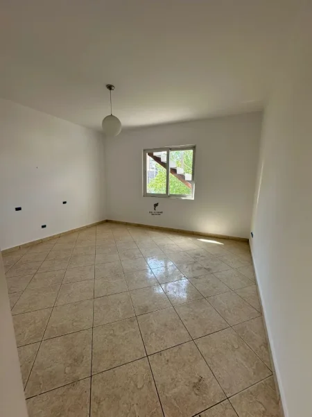 Tirane, jepet me qera Vile 3 Katshe , 600 m² 2.500 € (KOMUNA E PARISIT)
