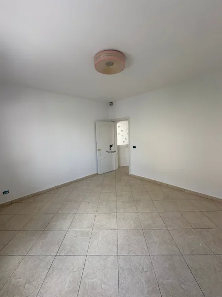 Tirane, jepet me qera Vile 3 Katshe , 600 m² 2.500 € (KOMUNA E PARISIT)