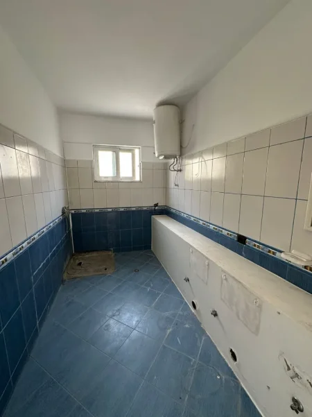 Tirane, jepet me qera Vile 3 Katshe , 600 m² 2.500 € (KOMUNA E PARISIT)