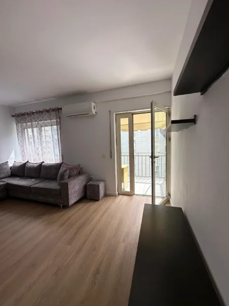 Tirane, shitet apartament 1+1 Kati 4, 72 m² 165.000 € (ISH PARKU)