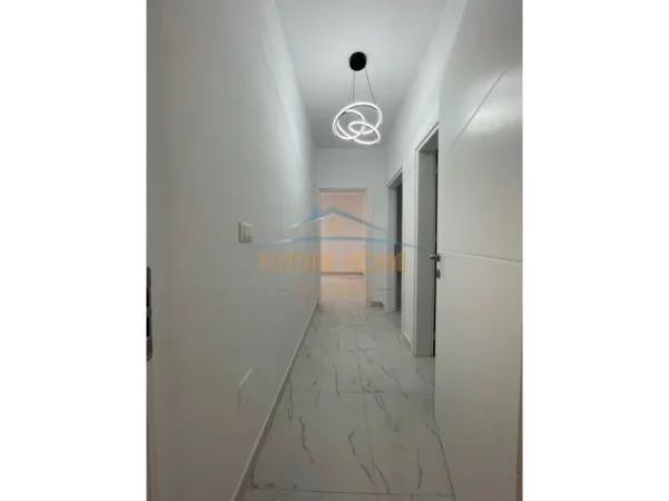 Tirane, jepet me qera ambjent biznesi Kati 1, 113 m² 800 € (Komuna e Parisit)