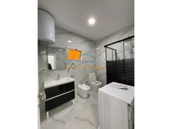 Tirane, jepet me qera ambjent biznesi Kati 1, 113 m² 800 € (Komuna e Parisit)