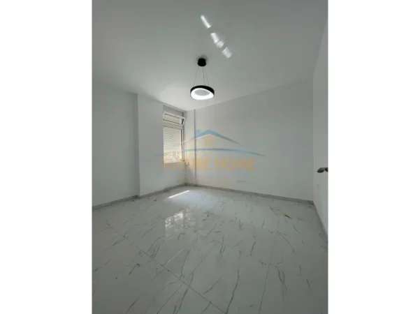 Tirane, jepet me qera ambjent biznesi Kati 1, 113 m² 800 € (Komuna e Parisit)