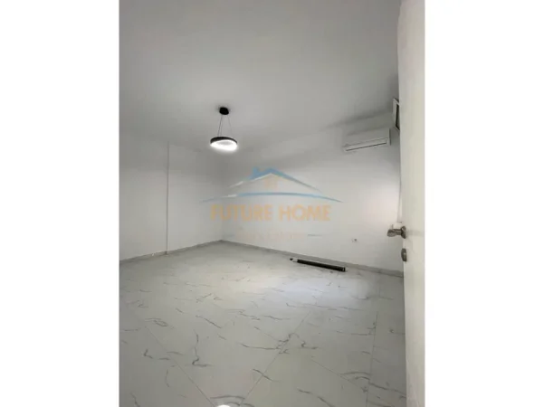 Tirane, jepet me qera ambjent biznesi Kati 1, 113 m² 800 € (Komuna e Parisit)