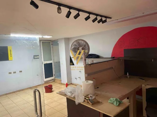 Tirane, jepet me qera zyre Kati -1, 45 m² 320 € (RRUGA E DIBRES)