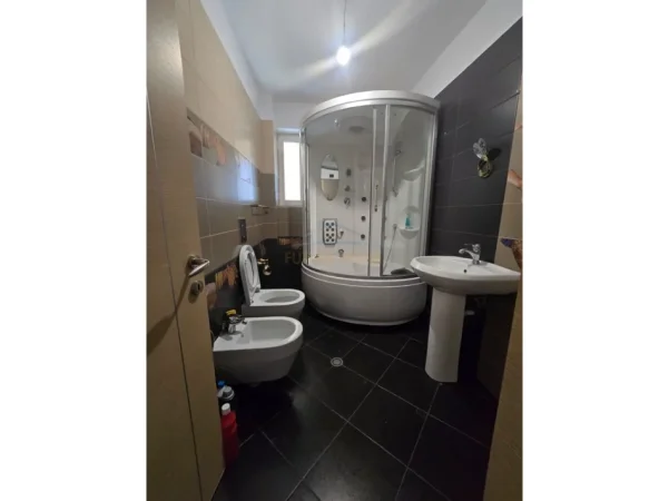 Tirane, shes apartament 2+1+Ballkon Kati 6, 90 m² 195.000 € (Fusha e Aviacionit)