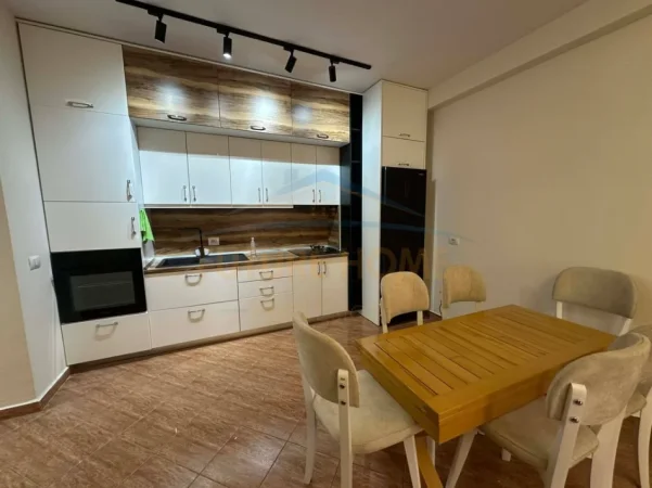 Tirane, jepet me qera apartament 2+1+Ballkon Kati 3, 88 m² 490 € (astir)
