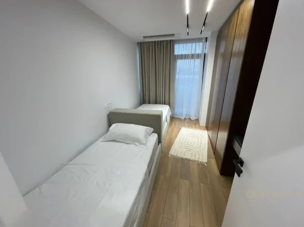 Tirane, jepet me qera apartament 2+1 me post parkimi Kati 8, 126 m² 2.100 € (Lake View)