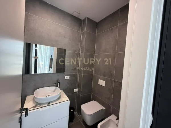 Tirane, jepet me qera apartament 2+1 me post parkimi, Kati 1, 105 m² 1.300 € (Forest Residence)