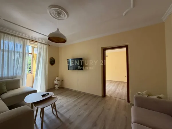 Tirane, jepet me qera zyre Kati 1, 87 m² 1.200 € (Sheshi Willson)
