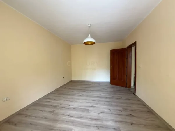 Tirane, jepet me qera zyre Kati 1, 87 m² 1.200 € (Sheshi Willson)