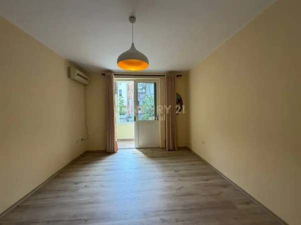 Tirane, jepet me qera zyre Kati 1, 87 m² 1.200 € (Sheshi Willson)