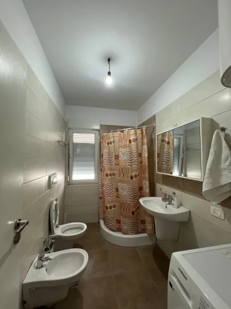 Tirane, jepet me qera apartament 1+1+Ballkon Kati 7, 68 m² 550 € (Kompleksi Kontakt)