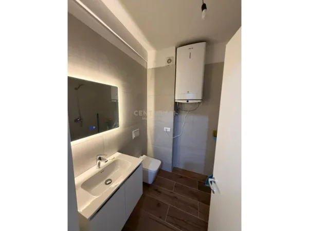 Tirane, jepet me qera apartament 1+1+Ballkon Kati 8, 60 m² 400 € (Univers City)