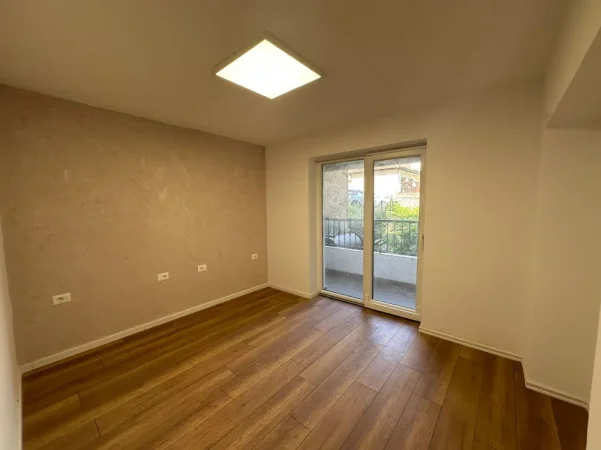 Tirane, jepet me qera zyre Kati 2, 77 m² 800 € (Brryli)