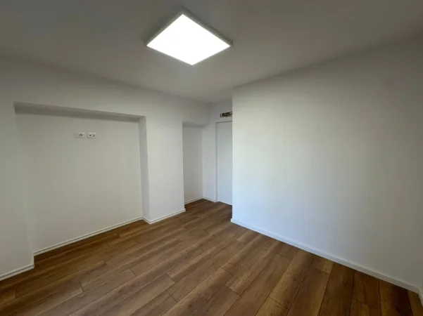 Tirane, jepet me qera zyre Kati 2, 77 m² 800 € (Brryli)