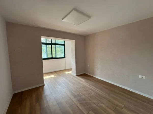 Tirane, jepet me qera zyre Kati 2, 77 m² 800 € (Brryli)