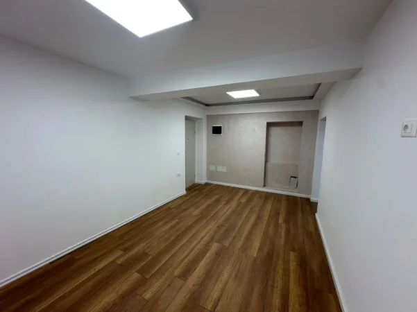 Tirane, jepet me qera zyre Kati 2, 77 m² 800 € (Brryli)