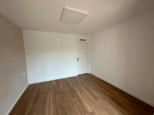 Tirane, jepet me qera zyre Kati 2, 77 m² 800 € (Brryli)