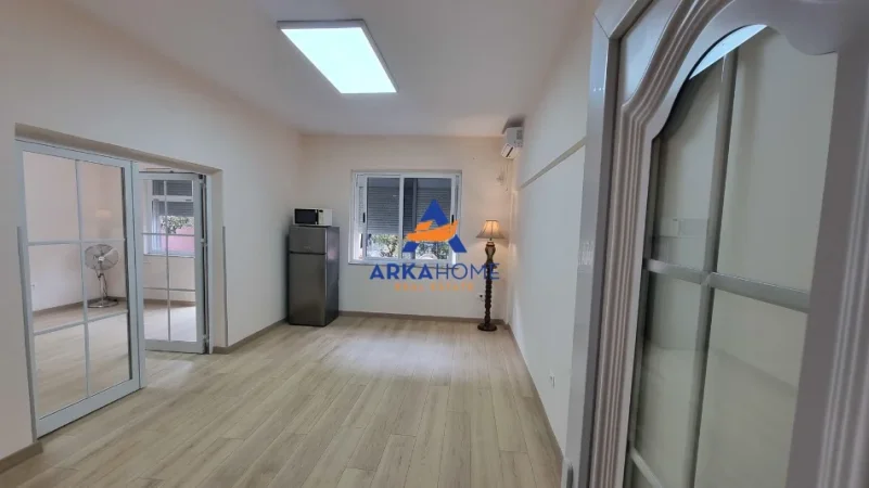 Tirane, jepet me qera ambjent biznesi Kati 2, 55 m² 850 € 
