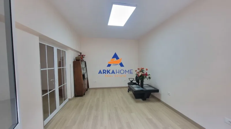 Tirane, jepet me qera ambjent biznesi Kati 2, 55 m² 850 € 
