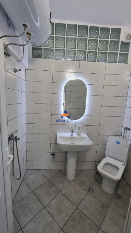 Tirane, jepet me qera ambjent biznesi Kati 2, 55 m² 850 € 