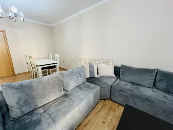 Tirane, jepet me qera apartament 2+1 Kati 2, 130 m² 700 € (komuna e parisit)