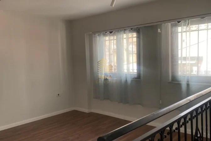 Tirane, jepet me qera ambjent biznesi Kati 0, 32 m² 550 € (Rruga Mine Peza)