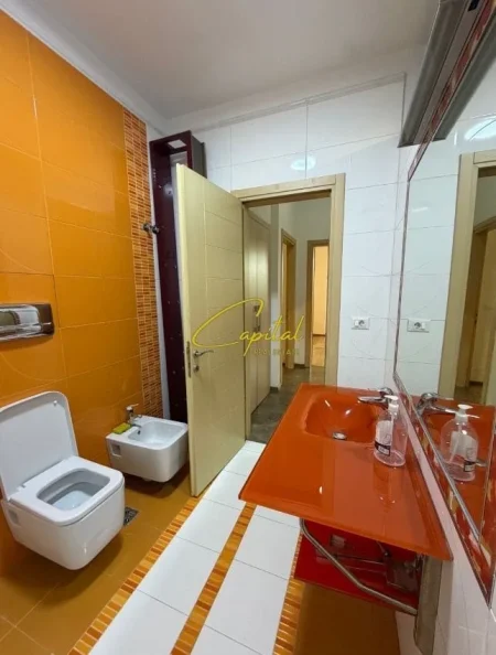 Tirane, jepet me qera ambjent biznesi Kati 4, 132 m² 2.000 € (Garda e Republikes)