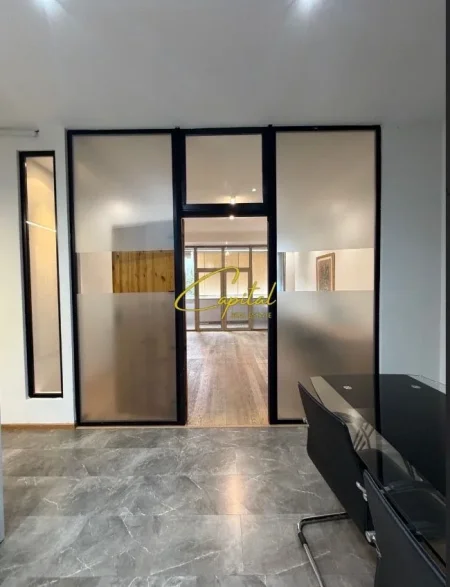 Tirane, jepet me qera ambjent biznesi Kati 4, 132 m² 2.000 € (Garda e Republikes)