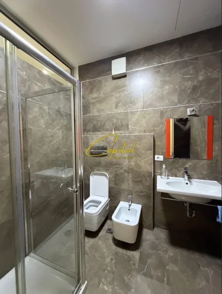 Tirane, jepet me qera ambjent biznesi Kati 4, 132 m² 2.000 € (Garda e Republikes)