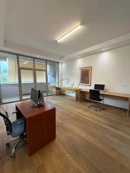 Tirane, jepet me qera ambjent biznesi Kati 4, 132 m² 2.000 € (Garda e Republikes)