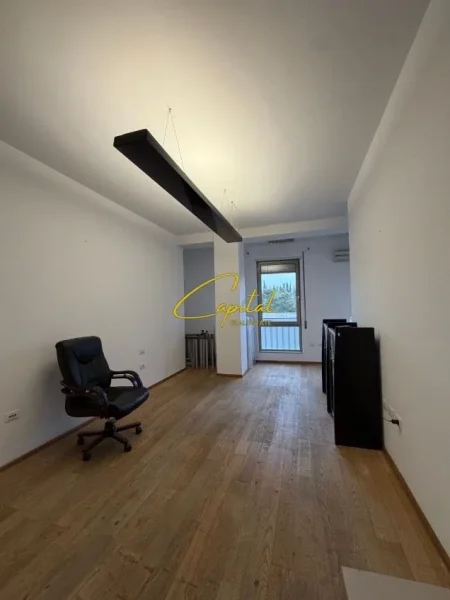 Tirane, jepet me qera ambjent biznesi Kati 4, 132 m² 2.000 € (Garda e Republikes)
