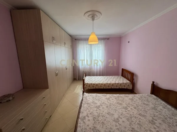 Tirane, jepet me qera apartament 1+1 Kati 4, 63 m² 500 € (pallati me shigjeta)