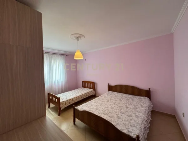 Tirane, jepet me qera apartament 1+1 Kati 4, 63 m² 500 € (pallati me shigjeta)
