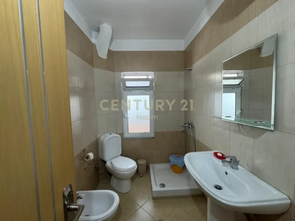 Tirane, jepet me qera apartament 1+1 Kati 4, 63 m² 500 € (pallati me shigjeta)