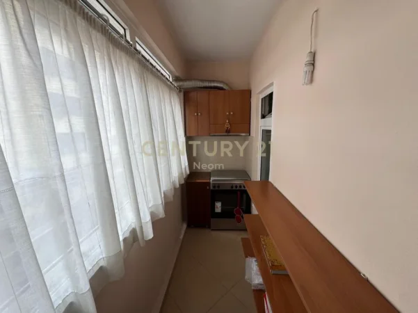Tirane, jepet me qera apartament 1+1 Kati 4, 63 m² 500 € (pallati me shigjeta)