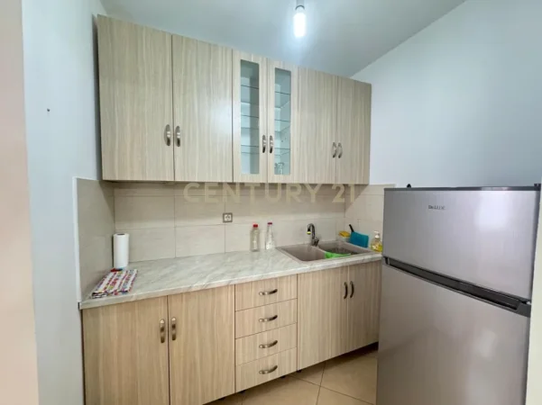 Tirane, jepet me qera apartament 1+1 Kati 4, 63 m² 500 € (pallati me shigjeta)