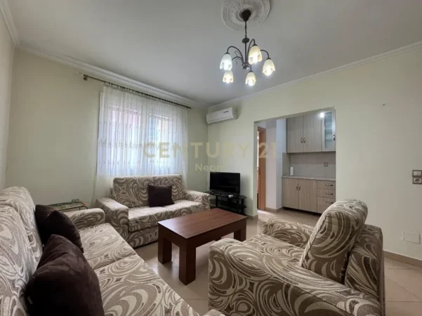 Tirane, jepet me qera apartament 1+1 Kati 4, 63 m² 500 € (pallati me shigjeta)