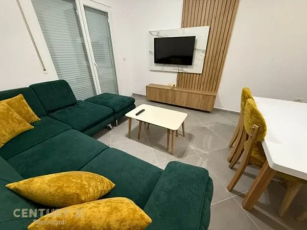 Tirane, jepet me qera apartament 2+1+Ballkon Kati 5, 93 m² 500 € 