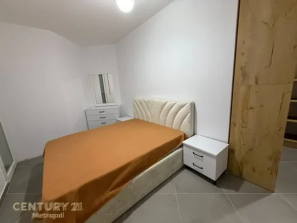 Tirane, jepet me qera apartament 2+1+Ballkon Kati 5, 93 m² 500 € 