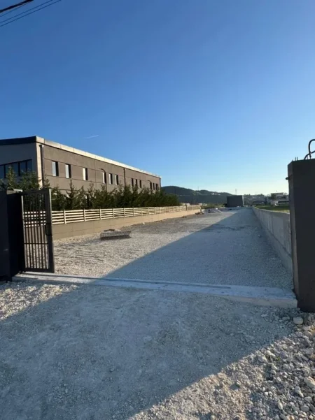 Tirane, jepet me qera Kati 0, 1.350 m² 700 € (VAQARR)