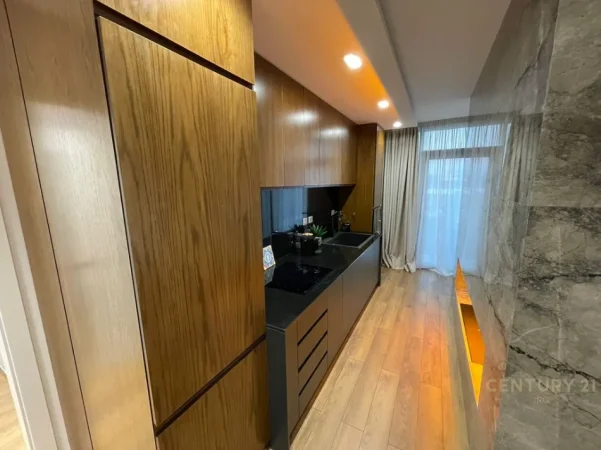 Tirane, jepet me qera apartament 2+1+Ballkon Kati 8, 126 m² 2.100 € (liqeni lake view)