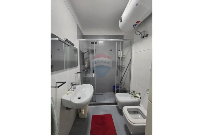 Tirane, jepet me qera apartament 2+1 Kati 4, 90 m² 700 € (Kompleksi Kontakt)