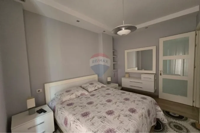 Tirane, jepet me qera apartament 2+1 Kati 4, 90 m² 700 € (Kompleksi Kontakt)