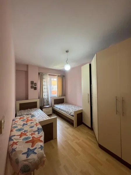Tirane, jepet me qera apartament 2+1+Ballkon Kati 3, 80 m² 550 € (Jordan Misja)