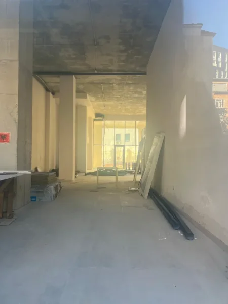 Tirane, jepet me qera zyre Kati 0, 200 m² 5.000 € (RRUGA E BARRIKADAVE)