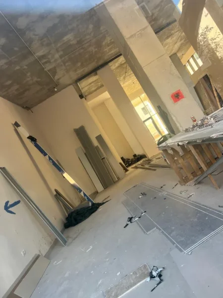 Tirane, jepet me qera zyre Kati 0, 200 m² 5.000 € (RRUGA E BARRIKADAVE)