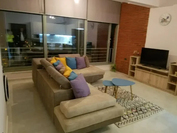 Tirane, jepet me qera apartament 1+1 Kati 9, 70 m² 600 € (Islam Alla)